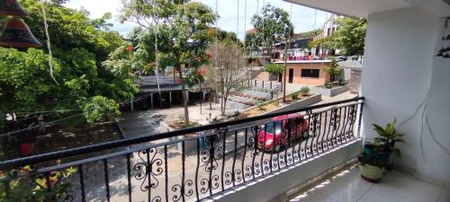 Elle comprend un balcon offrant une vue sur la rue. dans l'établissement Hotel La Estrella, à San Luis