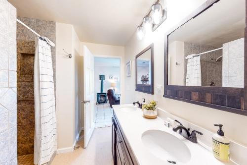 een badkamer met 2 wastafels en een spiegel bij Italy Hill Estate in Branchport