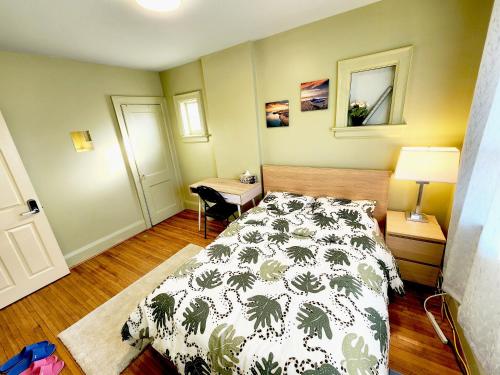 En eller flere senge i et værelse på TORONTO Midtown Spot 2