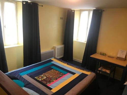 Un dormitorio con una cama con una alfombra. en Chez Michel en Bedous