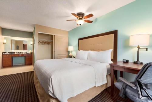 Habitación de hotel con cama grande y escritorio. en Homewood Suites by Hilton Columbus-Hilliard, en Hilliard