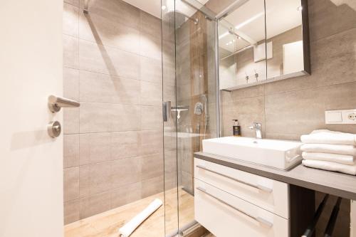 加爾米施－帕騰基興的住宿－Bergnest，带淋浴和盥洗盆的浴室