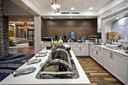 Una gran cocina con un barco en la encimera. en Homewood Suites by Hilton Dallas Arlington South, en Arlington