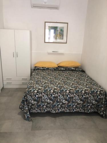 una camera da letto con un letto con un piumone di Nido di Puglia 2 a Mola di Bari