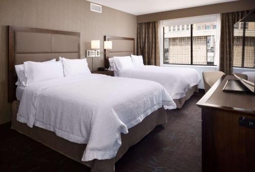 Una cama o camas en una habitación de Hampton Inn & Suites Dallas Downtown