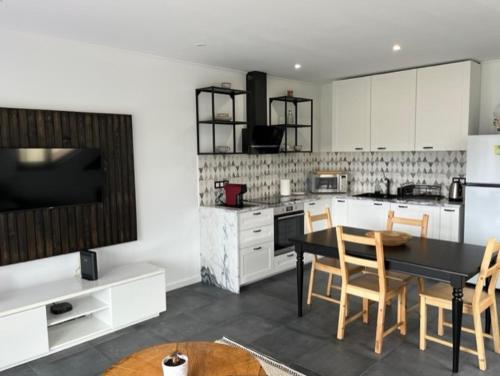 Een keuken of kitchenette bij FURNAS DREAM HOUSE