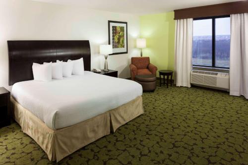 una habitación de hotel con una cama grande y una silla en Hilton Garden Inn Dallas Lewisville, en Lewisville