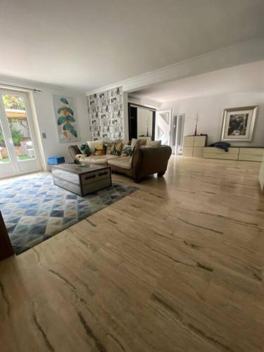 Superb Villa, heated swimming pool, central location, secluded gardens