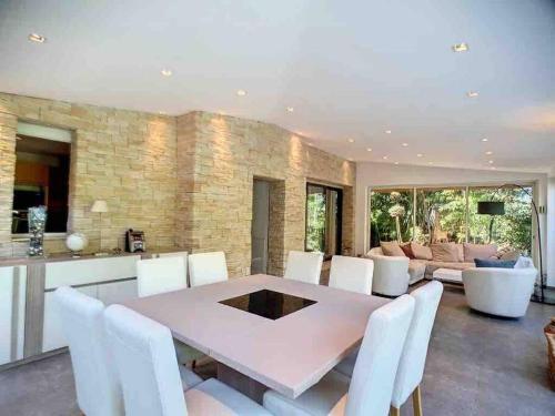 Superb Villa, heated swimming pool, central location, secluded gardens