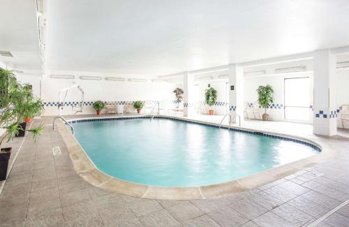 uma grande piscina num quarto de hotel em Hampton Inn Denver - Northwest Westminster em Westminster