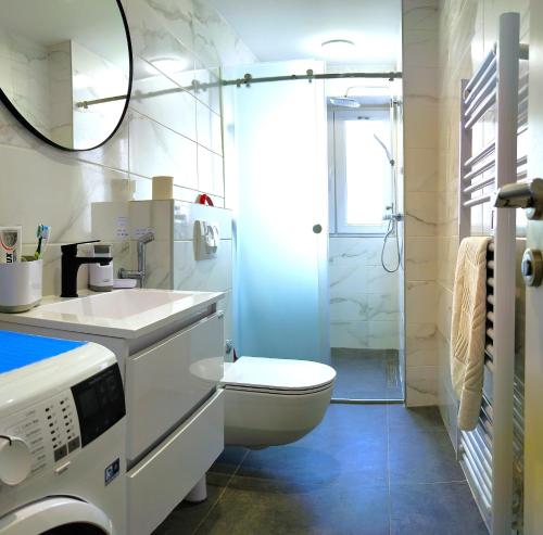 ein Badezimmer mit Toilette, Waschbecken und Dusche in der Unterkunft Rose - Heart of Zadar in Zadar