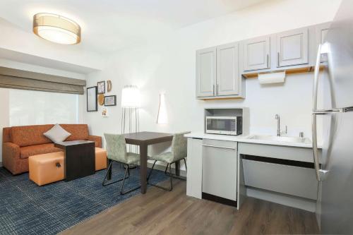 Η κουζίνα ή μικρή κουζίνα στο Hampton Inn & Suites Denver Tech Center