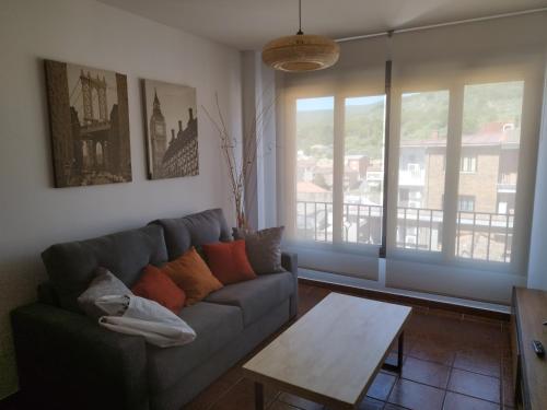 sala de estar con sofá y mesa de centro en Apartamento LA CORREDERA, en Arenas de San Pedro