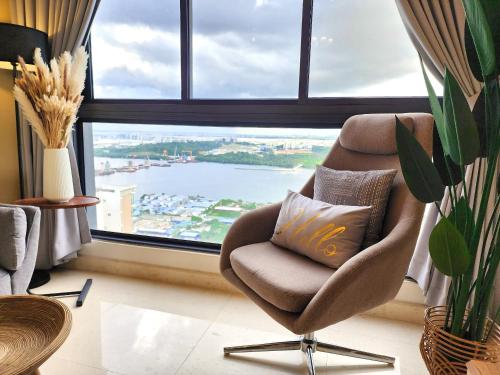 una sedia in soggiorno con una grande finestra di Loft Suite Seaview Near Johor Bahru Custom 7 pax a Johor Bahru