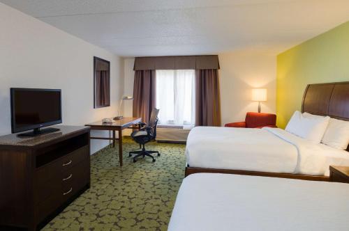 Televiisor ja/või meelelahutuskeskus majutusasutuses Hilton Garden Inn Edison/Raritan Center