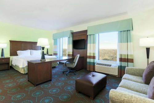 Habitación de hotel con cama, escritorio y sofá en Hampton Inn & Suites Wheeling - The Highlands, en Triadelphia