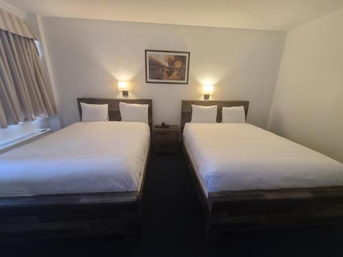 Een bed of bedden in een kamer bij The Marlborough Hotel
