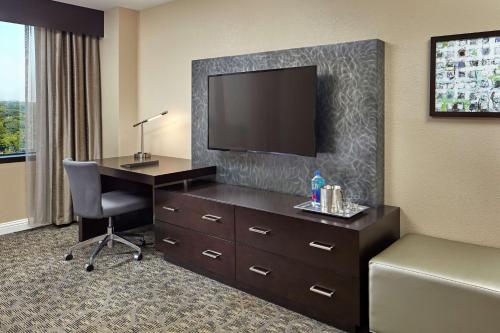 Hilton Houston Plaza/Medical Center Image