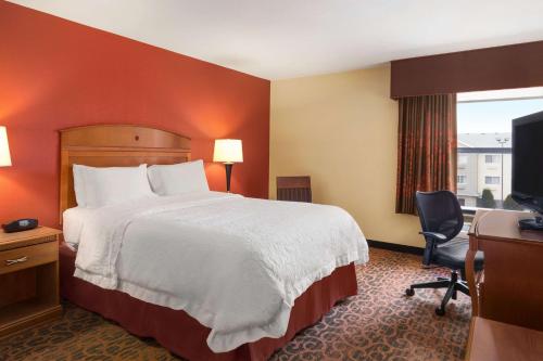 Ένα ή περισσότερα κρεβάτια σε δωμάτιο στο Hampton Inn Wichita-East