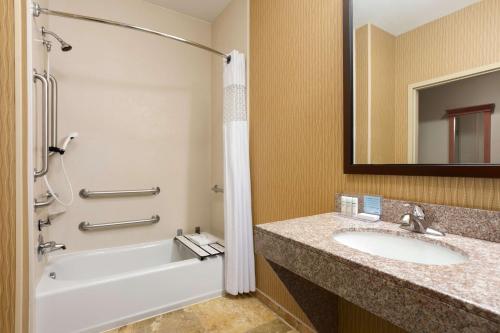 Ένα μπάνιο στο Hampton Inn Wichita-East