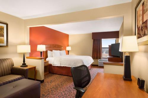 Habitación de hotel con cama y sofá en Hampton Inn Wichita-East en Wichita