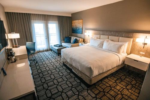 Pokój hotelowy z dużym łóżkiem i kanapą w obiekcie Doubletree By Hilton Lubbock - University Area w mieście Lubbock