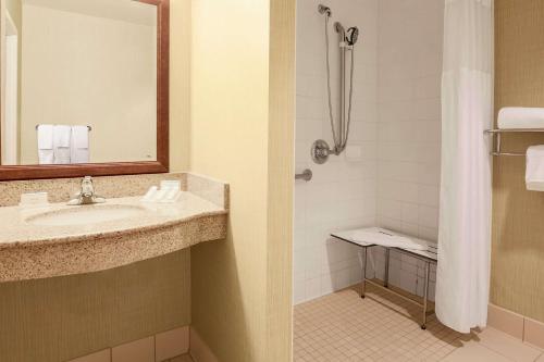 Ванная комната в Hilton Garden Inn Chicago/Midway Airport