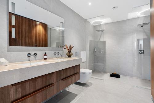 a bathroom with a sink and a toilet and a shower at Moderne nydelig villa med Panorama Utsikt in Sandefjord