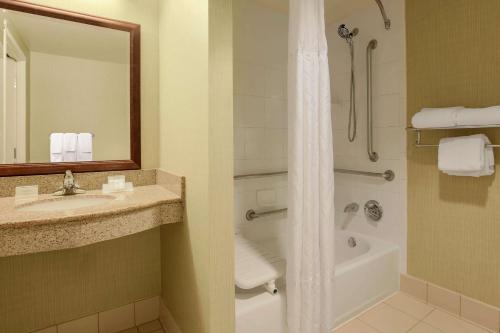 Ванная комната в Hilton Garden Inn Chicago/Midway Airport