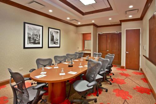 Бизнес-центр и/или конференц-зал в Hilton Garden Inn Chicago/Midway Airport