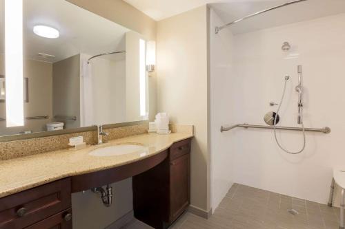 Ένα μπάνιο στο Homewood Suites by Hilton Southwind - Hacks Cross