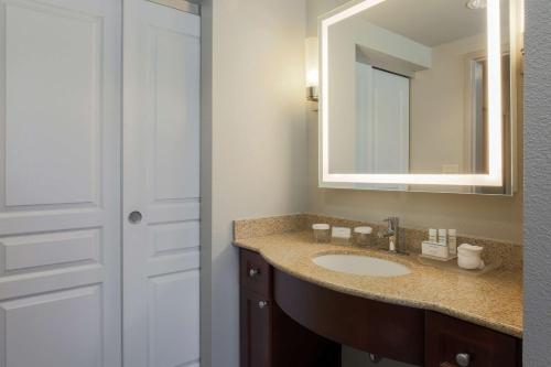 y baño con lavabo y espejo. en Homewood Suites by Hilton Southwind - Hacks Cross, en Memphis