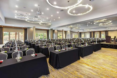 Doubletree By Hilton Pomonaにあるビジネスエリアまたは会議室
