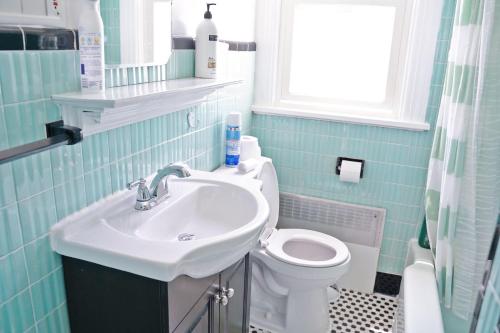 y baño con lavabo y aseo. en Tranquil cozy Apartment in charming area en Albany