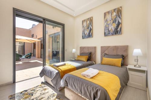 Voodi või voodid majutusasutuse Villa Sanna, élégante avec piscine, jacuzzi & jeux toas