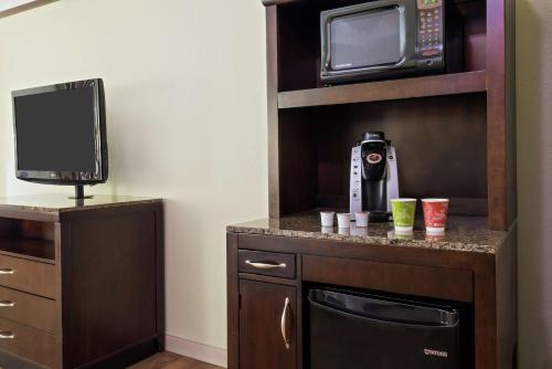 a kitchen with a microwave and a coffee maker at Hilton Garden Inn West Palm Beach Airport in West Palm Beach