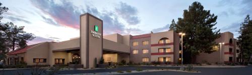 坦培Embassy Suites by Hilton Phoenix Tempe的前面有标志的建筑物