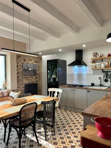 a kitchen and dining room with a table and chairs at La Morera in Alcaraz