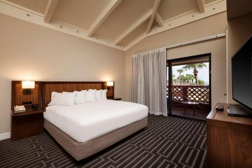 Postel nebo postele na pokoji v ubytování Hilton Phoenix Tapatio Cliffs Resort