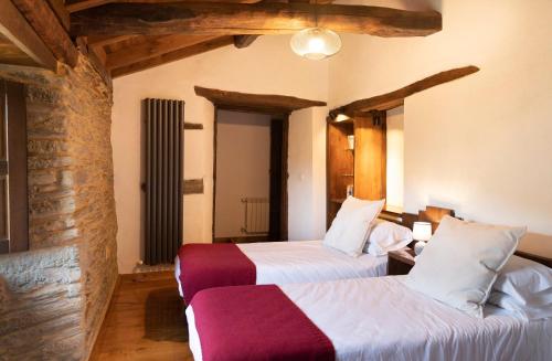 盧戈的住宿－Casa Liñeiras，一间卧室,配有两张床