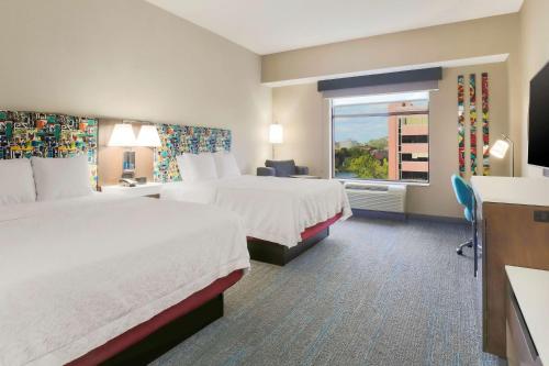 Кровать или кровати в номере Hampton Inn & Suites Pittsburgh Downtown
