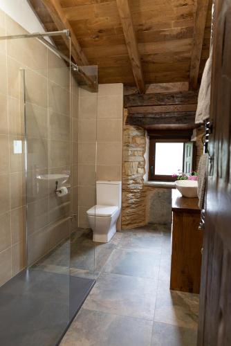 a bathroom with a toilet and a sink at Casa Liñeiras in Lugo
