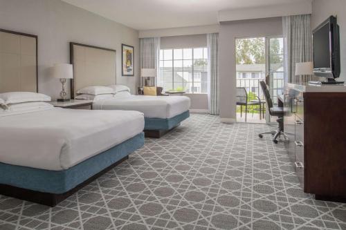 pokój hotelowy z 2 łóżkami i telewizorem w obiekcie Hilton San Diego/Del Mar w mieście San Diego