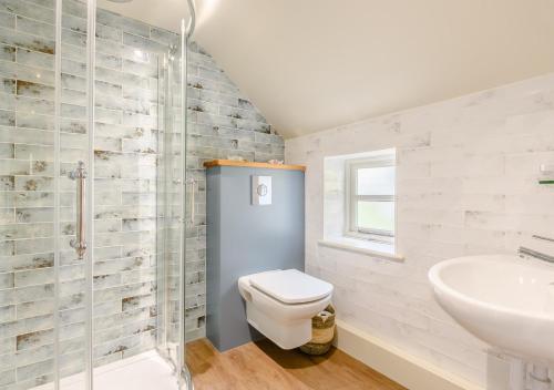 Wisteria Cottage في Snape: حمام مع مرحاض ومغسلة