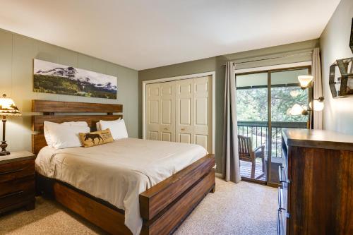 Un dormitorio con una cama y una puerta corrediza de vidrio. en Keystone Condo on Shuttle Line Less Than 1 Mi to Resort!, en Dillon