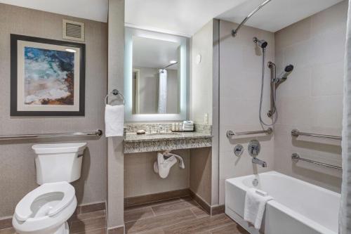 Ένα μπάνιο στο Embassy Suites by Hilton Seattle Bellevue