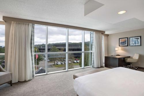 Postel nebo postele na pokoji v ubytování Embassy Suites by Hilton Seattle Bellevue