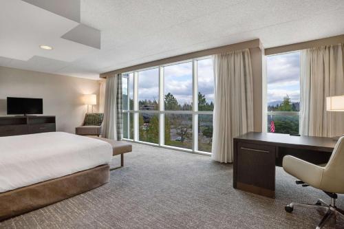 Ένα ή περισσότερα κρεβάτια σε δωμάτιο στο Embassy Suites by Hilton Seattle Bellevue