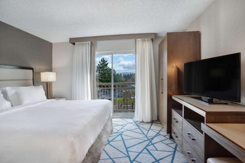 Ένα ή περισσότερα κρεβάτια σε δωμάτιο στο Embassy Suites by Hilton Seattle Bellevue