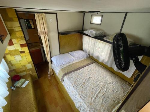 オラニエスタッドにあるBackpack Cabin A 49149のベッド2台付きの小さなベッドルームのオーバーヘッドビュー